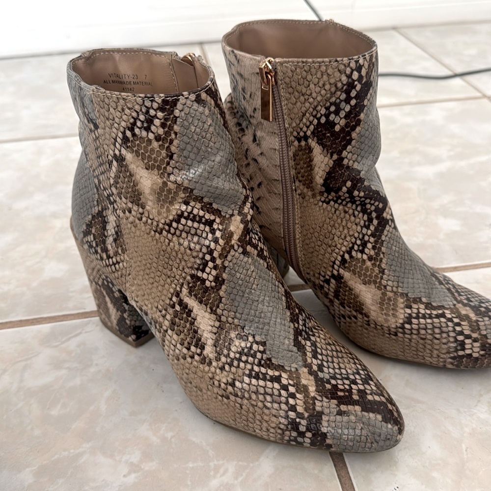 Bamboo booties size 7